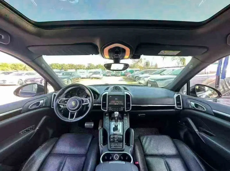 保时捷卡宴 内饰前排