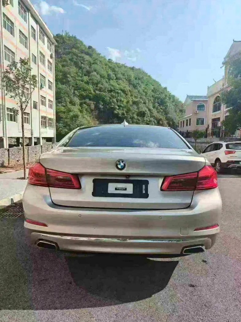 宝马5系 后面外观一