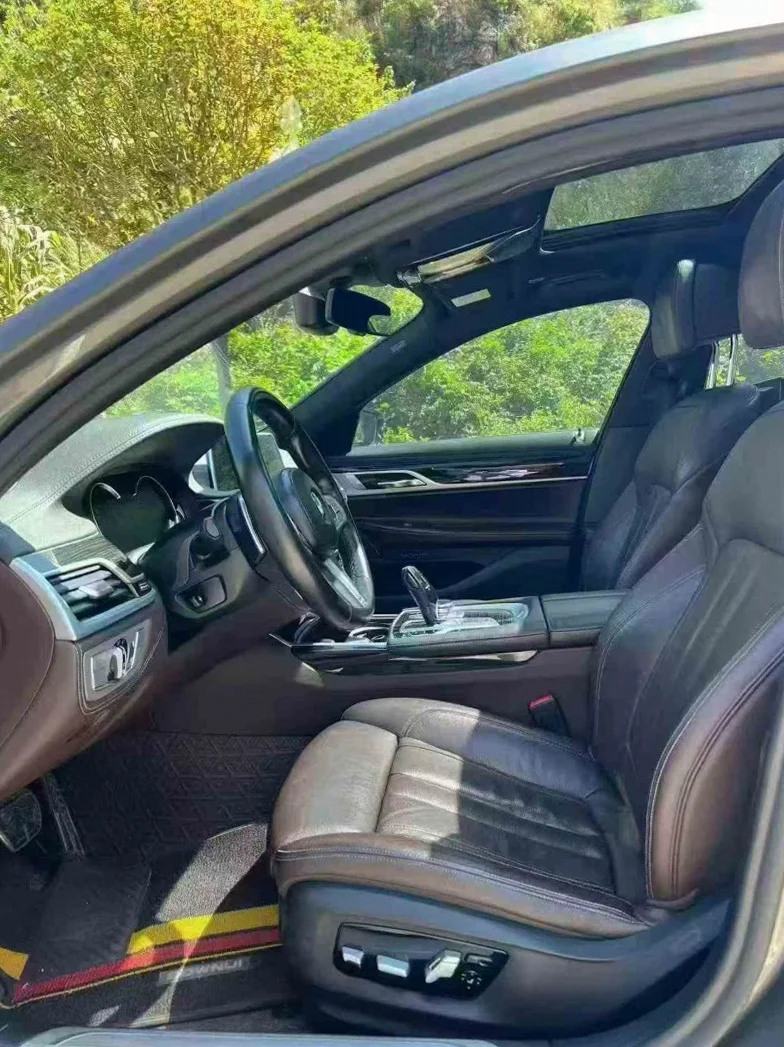 宝马7系 后面外观一