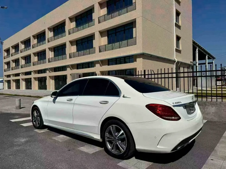 奔驰C 后面外观一