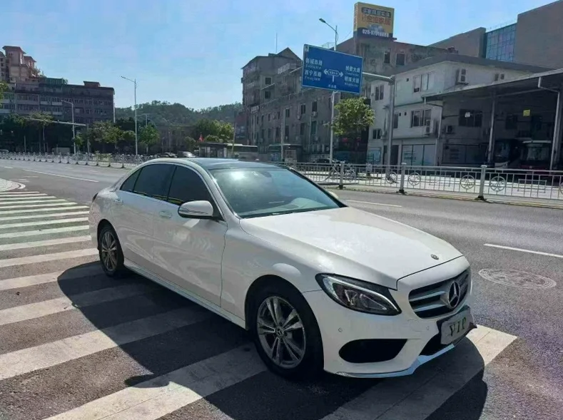 奔驰C 正面外观二