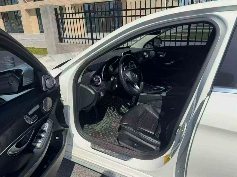 奔驰C 内饰前排