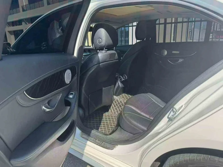 奔驰C 后面外观三