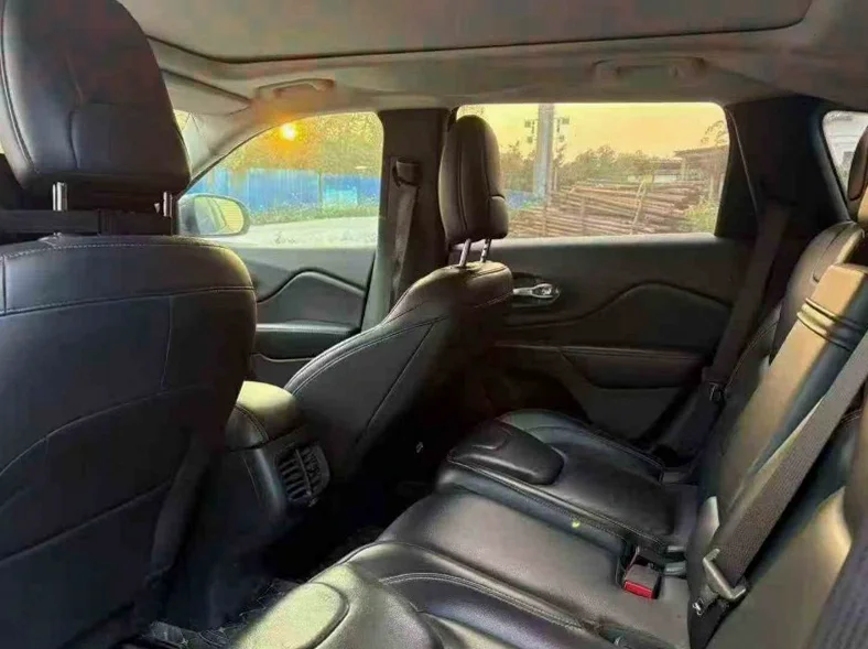 Jeep指南者 驾驶室