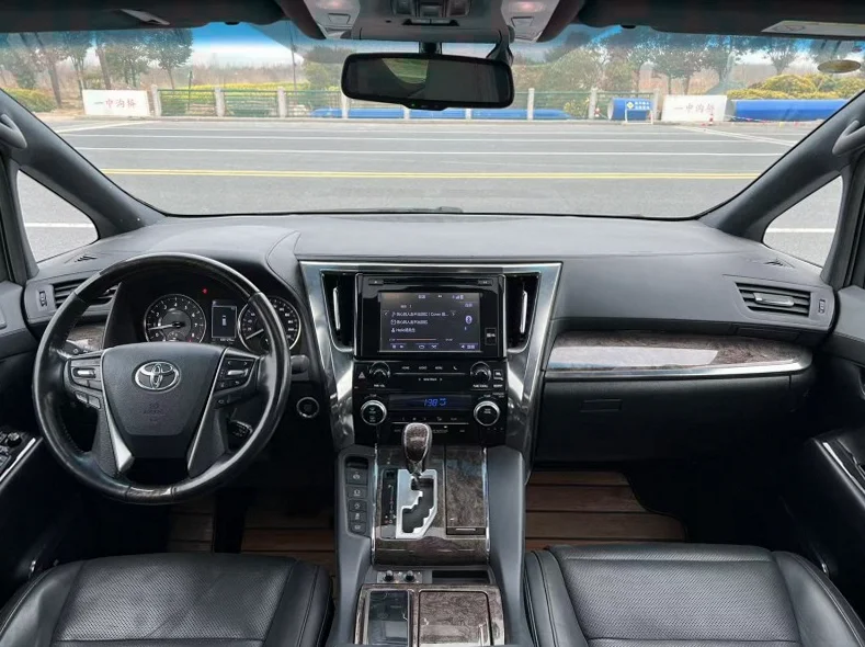 丰田埃尔法 内饰后排