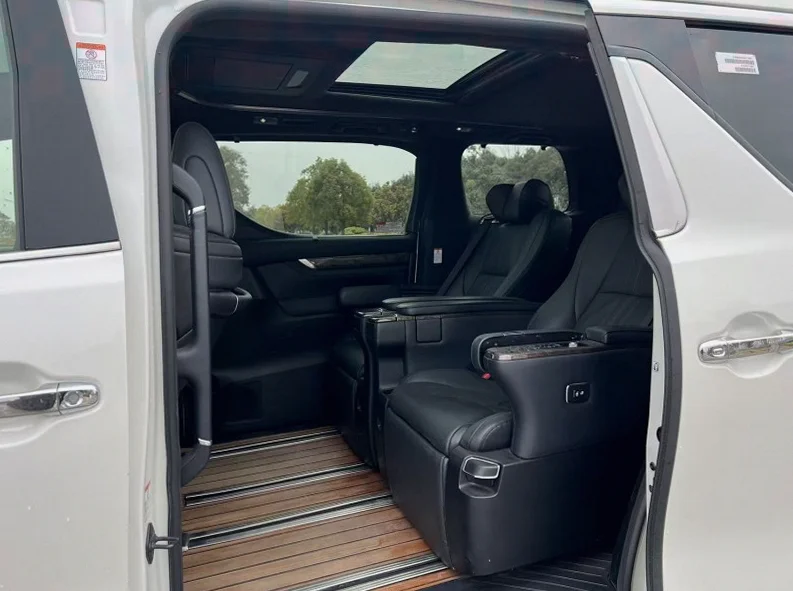 丰田埃尔法 内饰前排