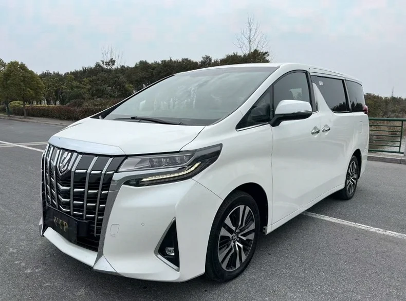 丰田埃尔法 后面外观二