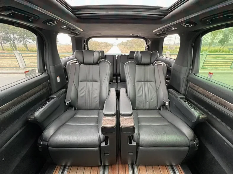 丰田埃尔法 后面外观一