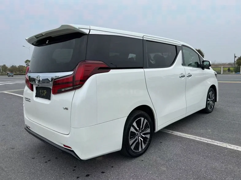 丰田埃尔法 后面外观三