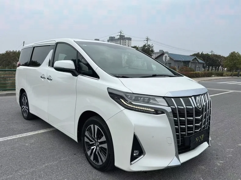 丰田埃尔法 正面外观二