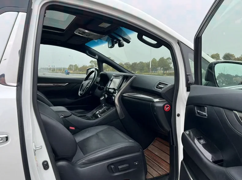 丰田埃尔法 驾驶室