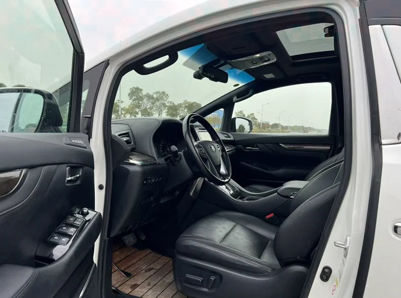 丰田埃尔法 正面外观三