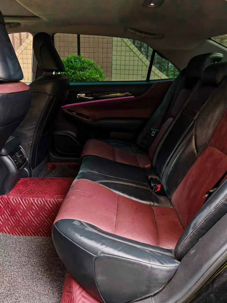 丰田皇冠 内饰前排