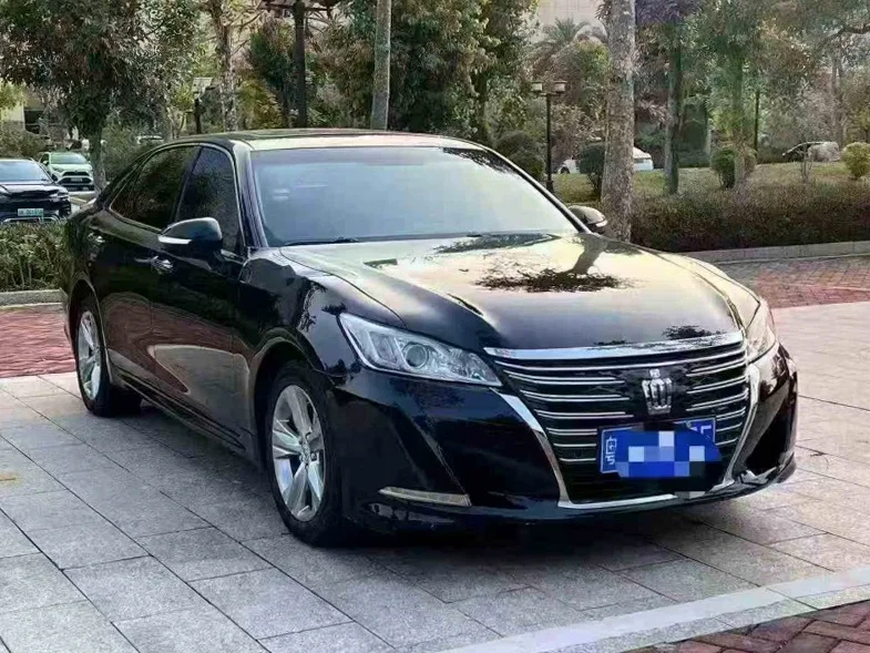 丰田皇冠 正面外观三