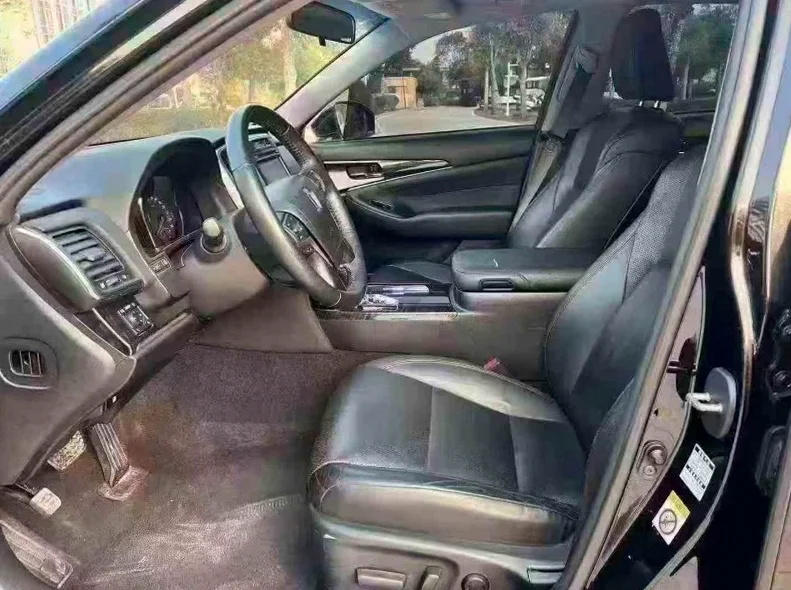 丰田皇冠 后面外观一