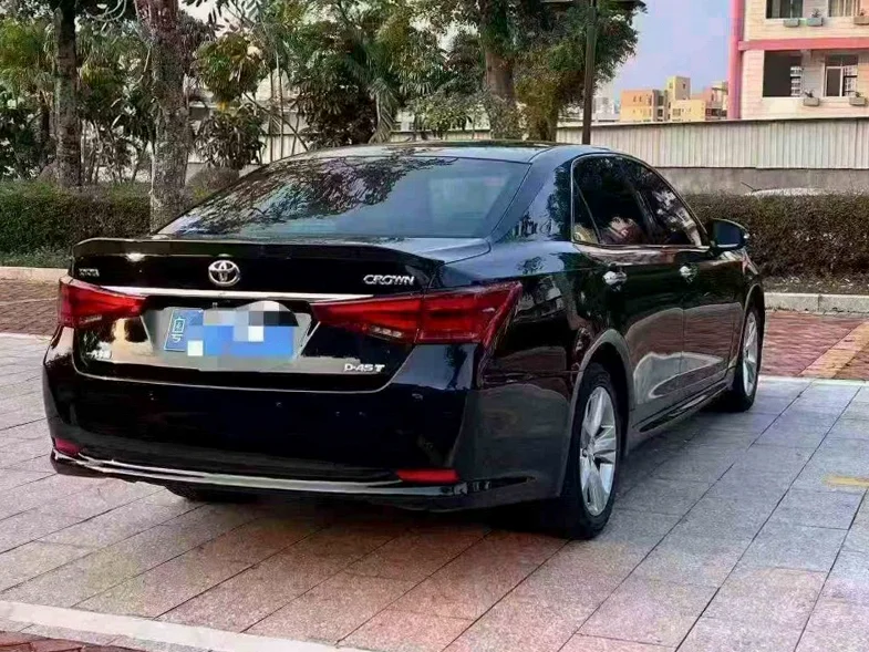 丰田皇冠 内饰后排