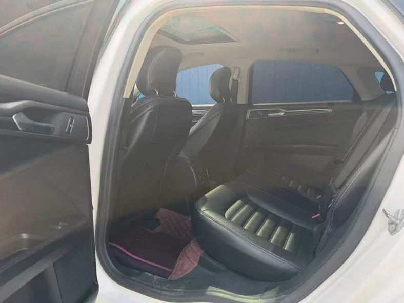 福特蒙迪欧 后面外观一