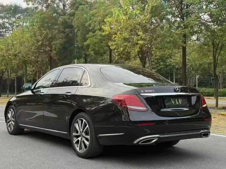 奔驰E 内饰后排