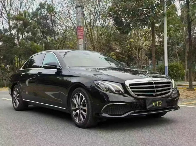 奔驰E 正面外观三