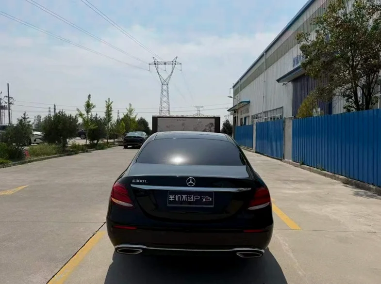 奔驰E 内饰前排