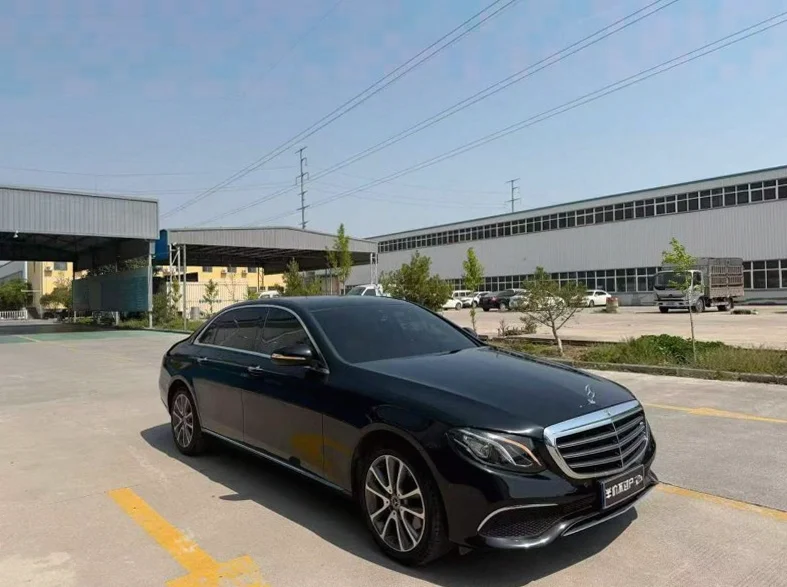 奔驰E 正面外观二