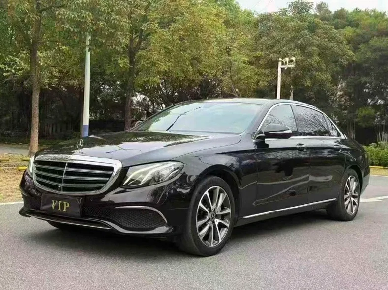 奔驰E 正面外观二