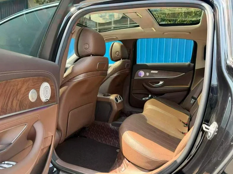 奔驰E 后面外观一