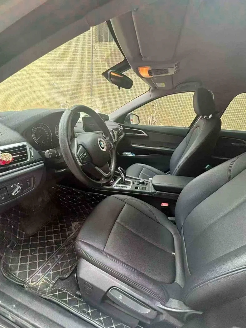 宝马1系 内饰后排