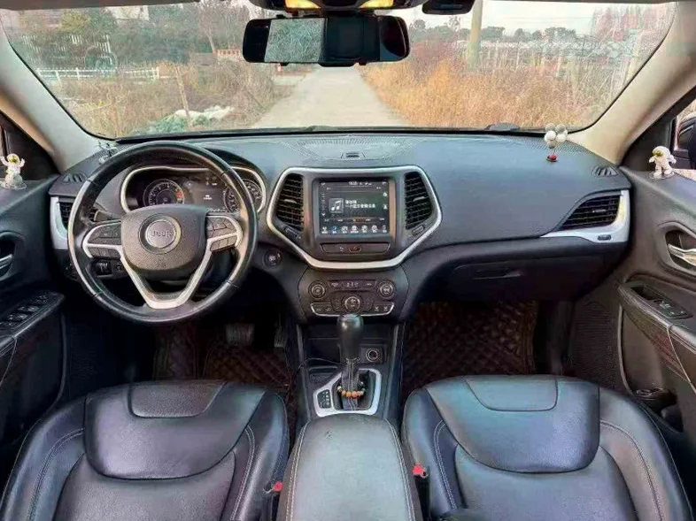 Jeep自由光 后面外观一