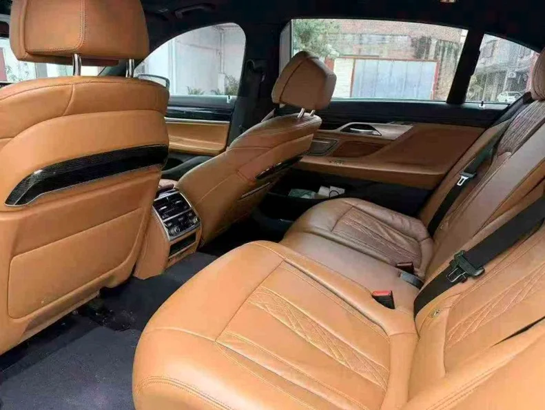 宝马7系 后面外观一