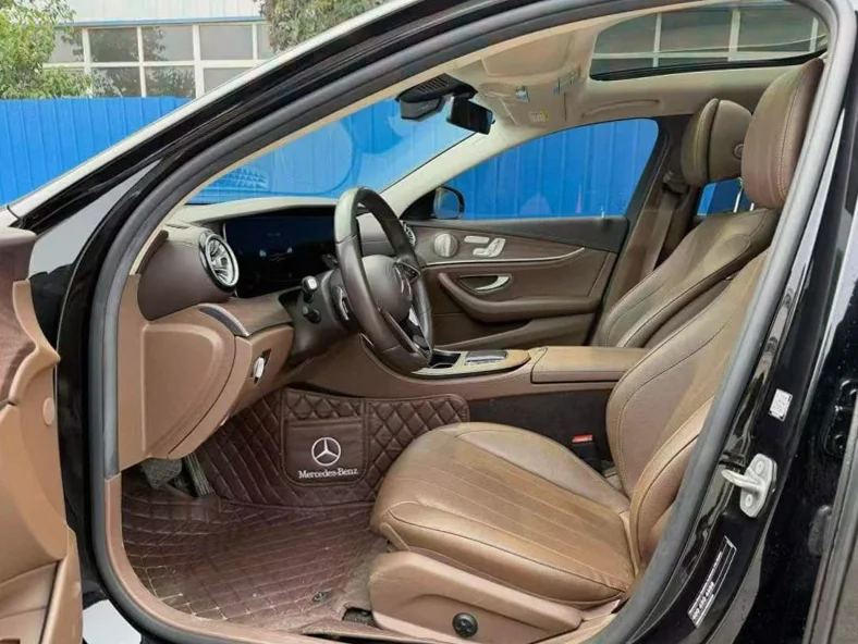 奔驰E 后面外观一