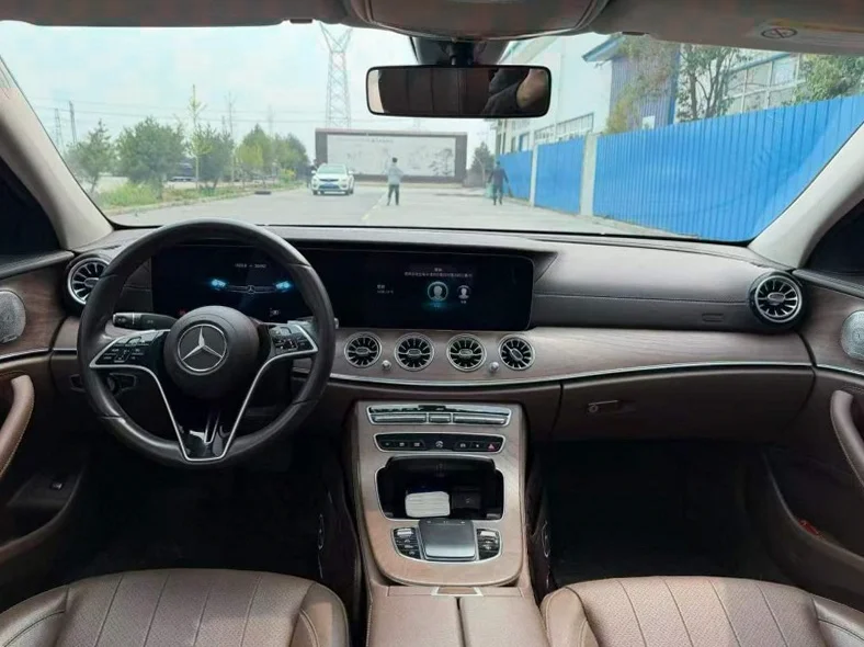 奔驰E 正面外观三