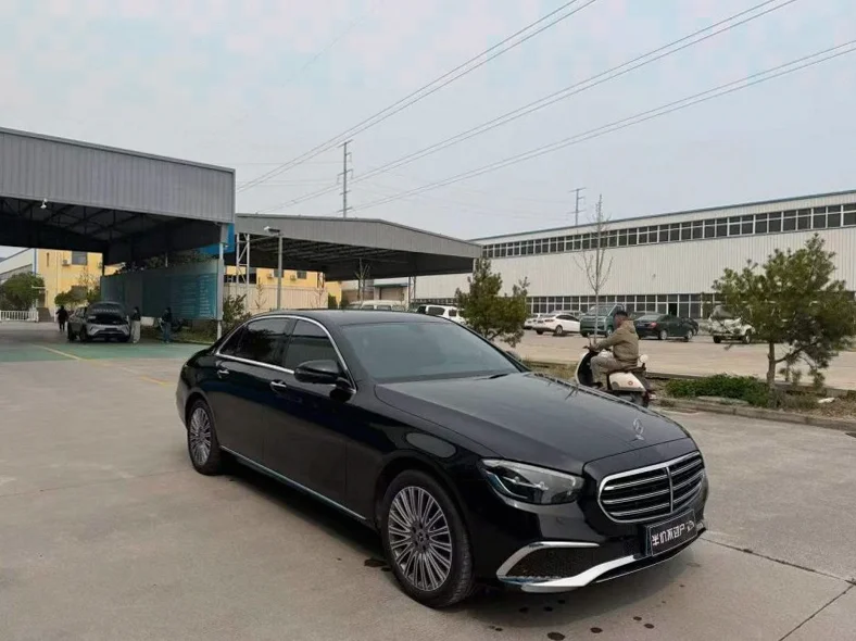 奔驰E 正面外观二