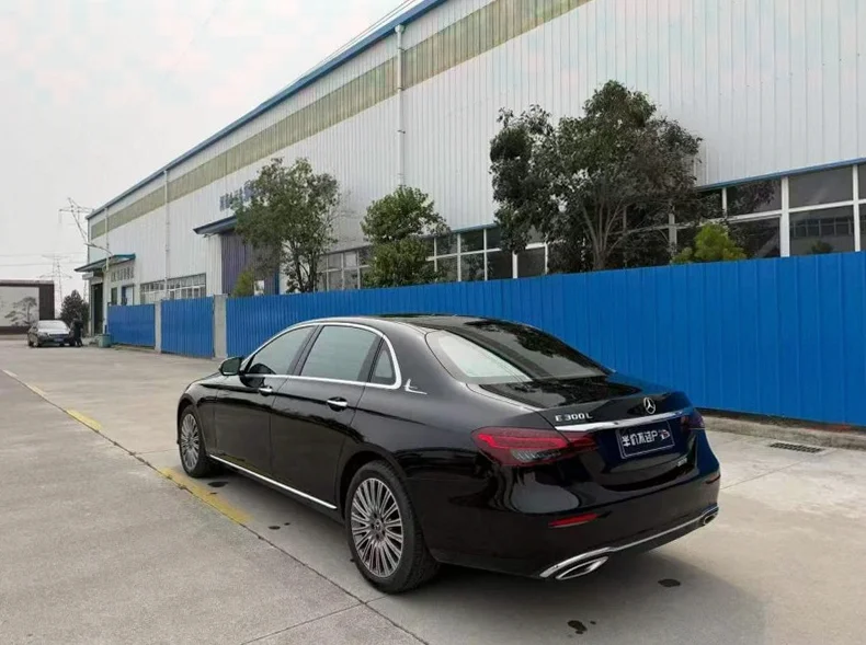 奔驰E 内饰后排