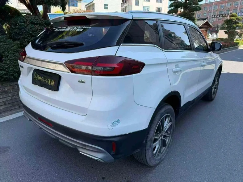 吉利博越 内饰后排