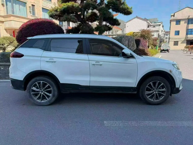 吉利博越 驾驶室