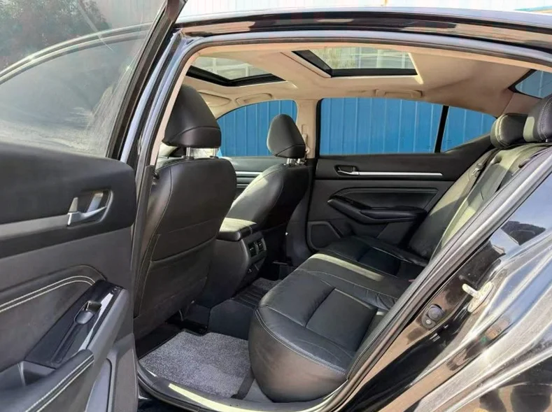 日产天籁 后面外观一