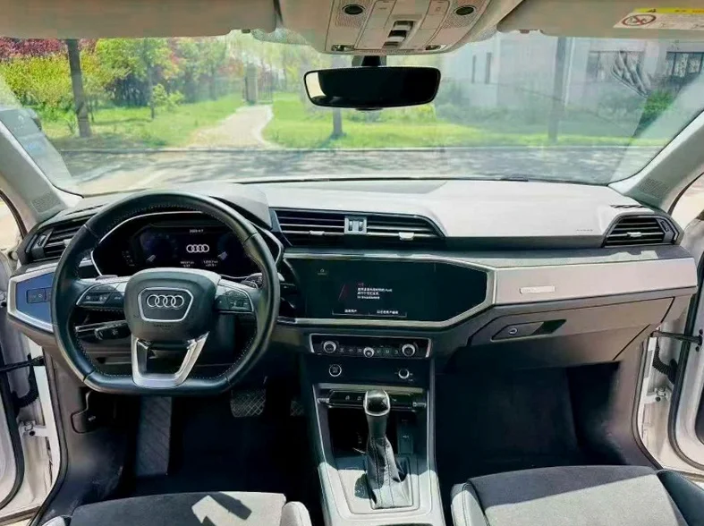 奥迪Q3 内饰前排