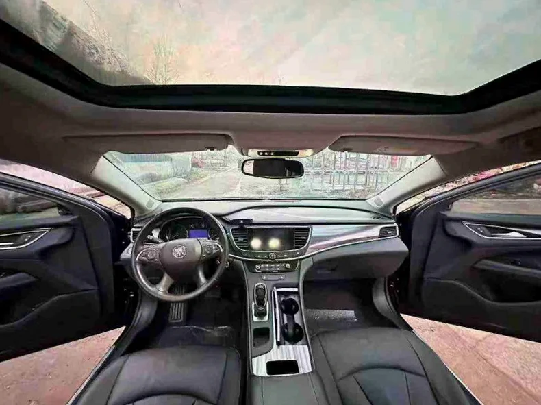 别克君越 驾驶室