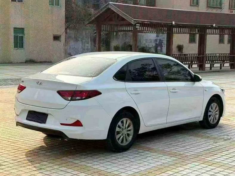 现代悦动 驾驶室