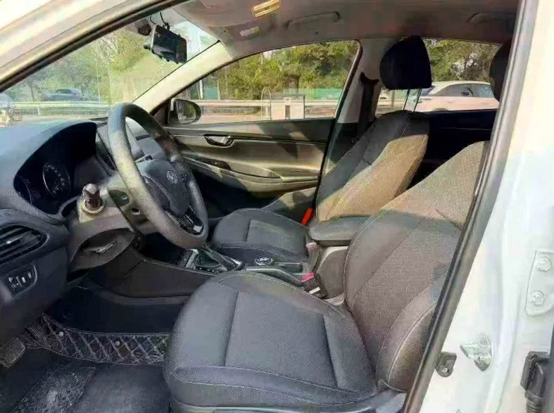 现代悦动 后面外观二