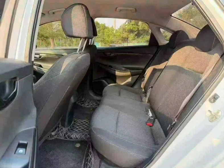 现代悦动 内饰前排