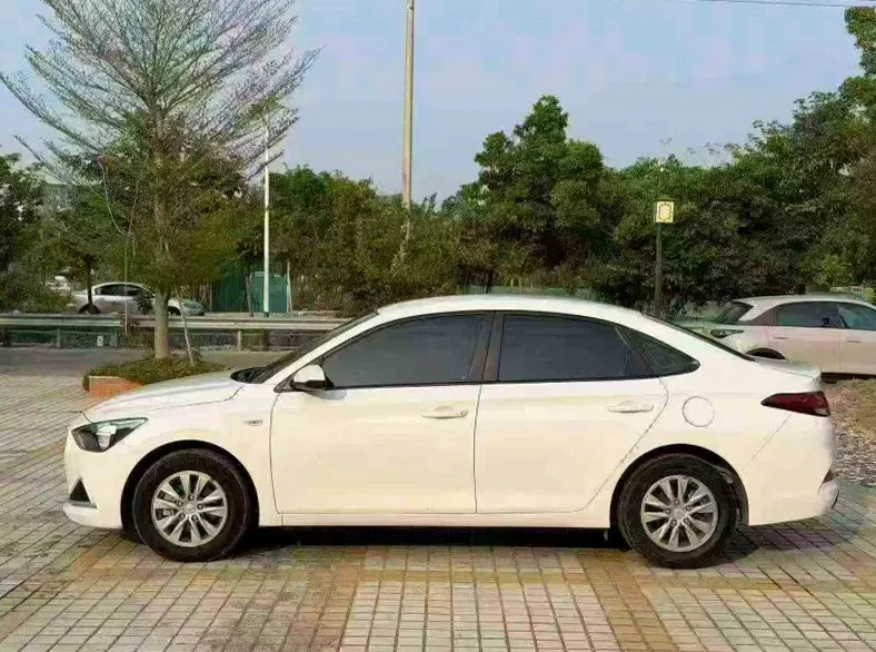 现代悦动 正面外观三