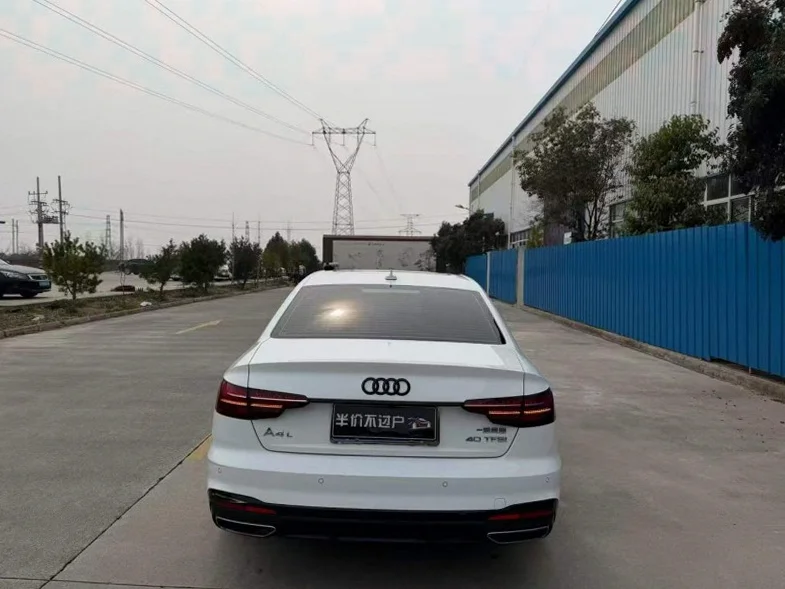 奥迪A4L 内饰前排