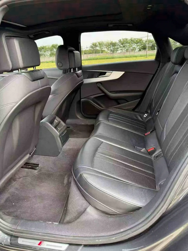 奥迪A4L 后面外观一