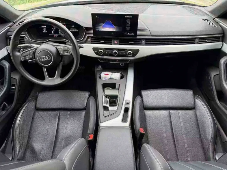 奥迪A4L 内饰前排