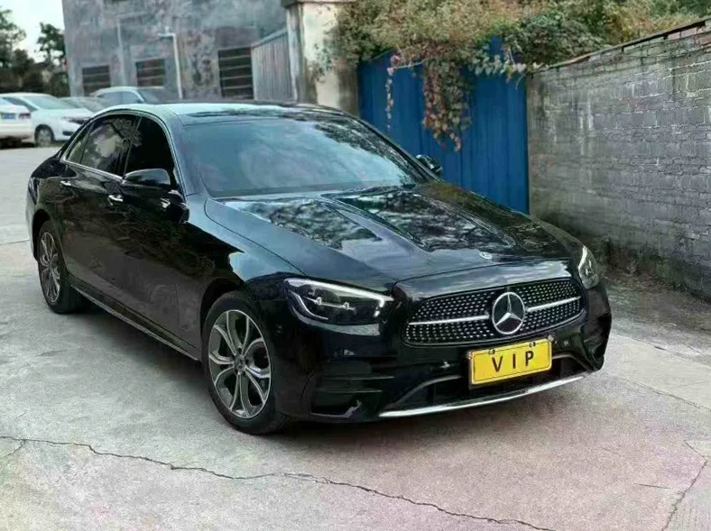 奔驰E 正面外观三