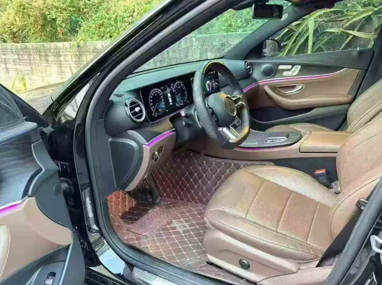 奔驰E 内饰前排