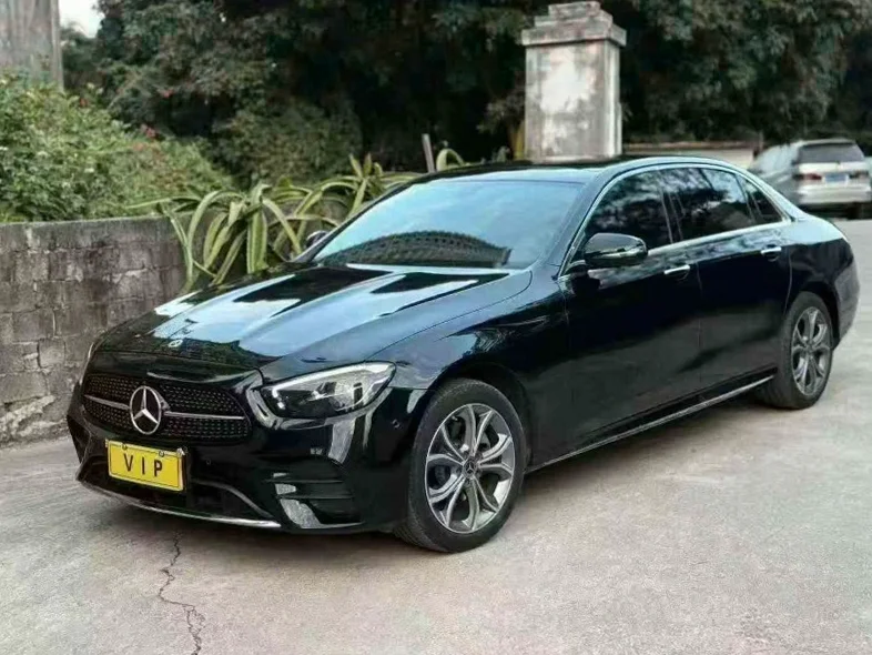 奔驰E 正面外观二