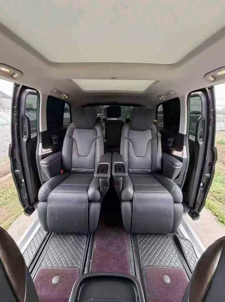 奔驰V 后面外观一